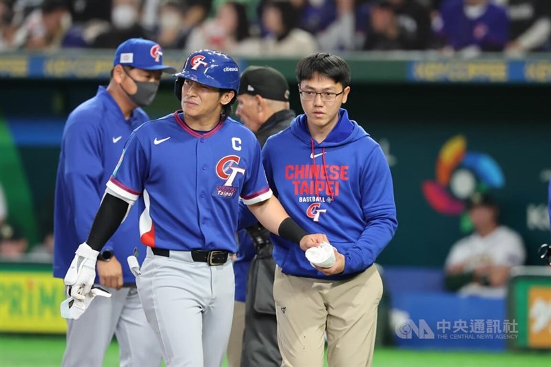 Kapten Chen Chieh-hsien (depan kiri) meninggalkan pertandingan setelah terkena lemparan bola di tangan kirinya pada inning keenam pertandingan pembuka Grup C World Baseball Classic Taiwan melawan Australia di Tokyo Dome pada Kamis. (Sumber Foto : CNA, 5 Maret 2026)