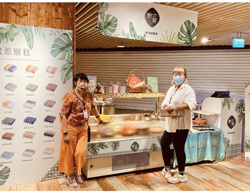 Sally (kiri) bersama Jocelin berfoto bersama di depan gerai pop-up Pondok Sunny. (Sumber Foto : Sally)