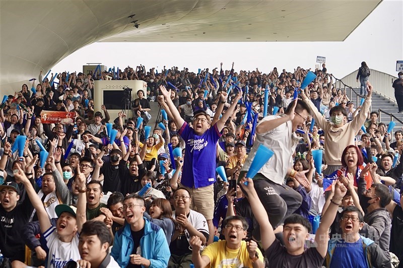 Acara menonton bersama pertandingan World Baseball Classic di National Kaohsiung Center for the Arts, Kaohsiung, Kamis. (Sumber Foto : CNA, 5 Maret 2026)