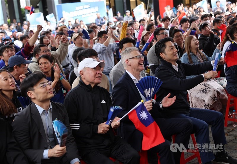 Acara menonton bersama di Distrik Xinyi yang turut dihadiri Wali Kota Taipei Chiang Wan-an (depan, kanan) dan Perwakilan Australia untuk Taiwan Robert Fergusson (depan, ketiga dari kiri), Kamis. (Sumber Foto : CNA, 5 Maret 2026)