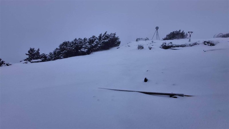 Hingga 5 sentimeter salju menumpuk di Yushan setelah hujan salju yang turun secara berkala dari Rabu hingga Kamis pagi. (Sumber Foto : CWA)