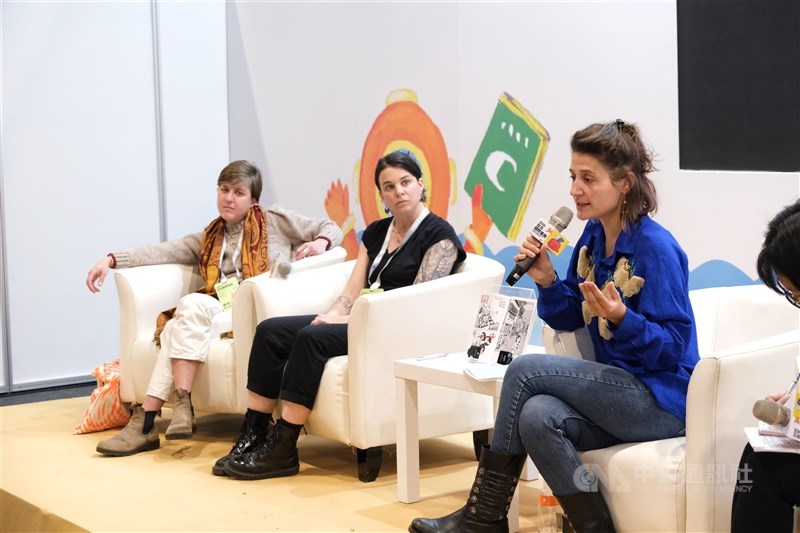 Sosiolog Beatrice Zani (kiri), ilustrator Emilie Garcia (tengah), dan penulis skenario Valentine Boucq. (Sumber Foto : CNA, 5 Maret 2026)