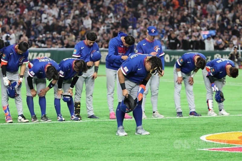Para pemain Taiwan berbaris di lapangan dan memberi hormat setelah menyelesaikan pertandingan pembuka Grup C World Baseball Classic 2026 melawan Australia di Tokyo Dome hari Kamis. (Sumber Foto : CNA, 5 Maret 2026)