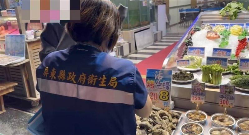 Seorang pejabat dari Biro Kesehatan Masyarakat Kabupaten Pingtung pada hari Kamis memeriksa restoran makanan laut yang terkait dengan kasus dugaan keracunan makanan awal pekan ini. Foto milik Biro Kesehatan Masyarakat Kabupaten Pingtung.