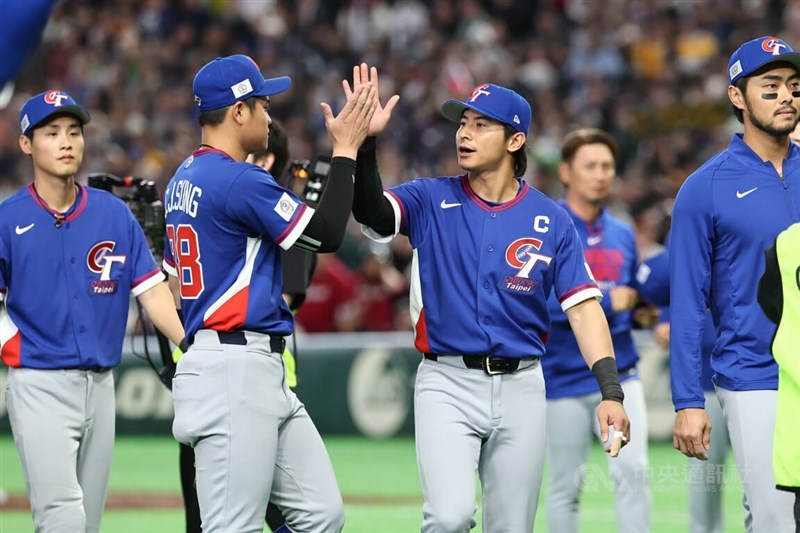 Kapten tim World Baseball Classic Taiwan 2026, Chen Chieh-hsien (tengah kanan), melakukan tos dengan rekan setimnya asal Taiwan, Sung Cheng-hui, setelah tim tersebut menang melawan Republik Ceko dengan skor 14-0 di Tokyo Dome pada Sabtu. (Sumber Foto : CNA, 7 Maret 2026)
