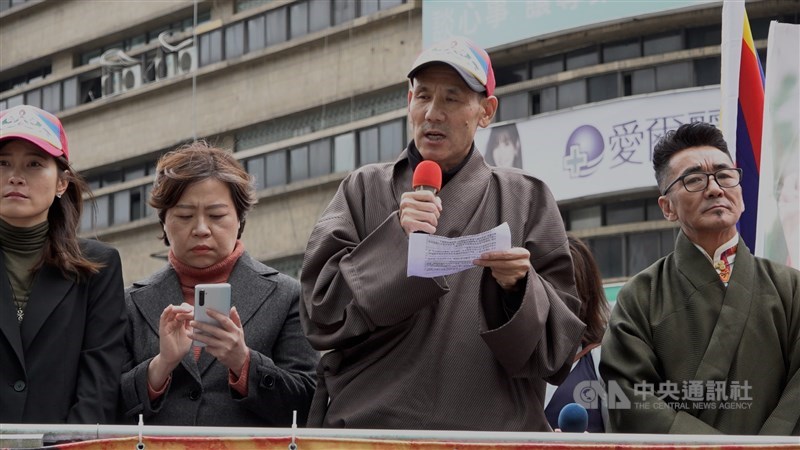 Kelsang Gyaltsen Bawa (kedua dari kanan), ketua Tibet Religious Foundation of His Holiness the Dalai Lama. (Sumber Foto : CNA, 7 Maret 2026)