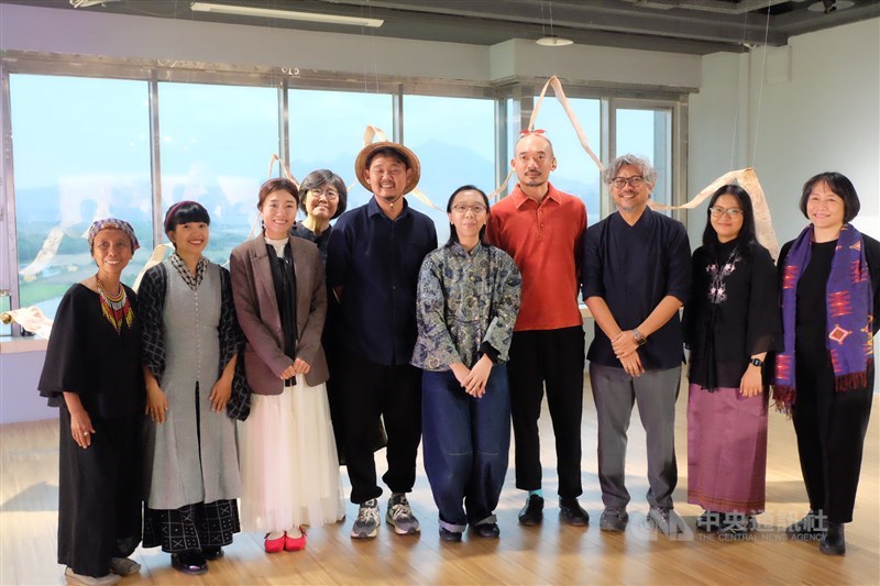 Ade Darmawan (ketiga dari kanan) bersama sejumlah kurator dan seniman yang berpartisipasi dalam pameran "Tidal Weavers: Islands Exchange" di Honggah Museum Taipei, 7 Maret 2026. (Sumber Foto : CNA, 8 Maret 2026)