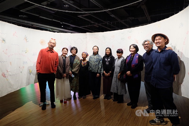 Sejumlah seniman dan kurator berfoto dengan latar karya Meita Meilita "Wanai Saiji: The Shape of Being". (Sumber Foto : CNA, 8 Maret 2026)