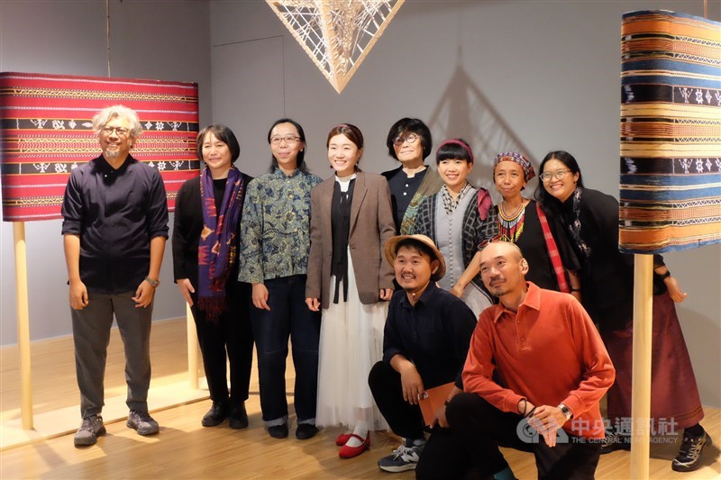 Seniman dan kurator berfoto dengan latar kain tenun Maumere karya seniman Hong Kong, Ma Wing Man Mandy di Honggah Museum Taipei. (Sumber Foto : CNA, 8 Maret 2026)