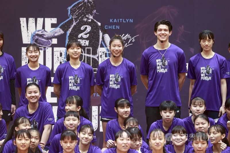 Kaitlyn Chen (tengah belakang) berpose untuk foto bersama para peserta dan asisten pengajar dalam kamp basketnya di Taipei pada Selasa. (Sumber Foto : CNA 10 Maret 2026)