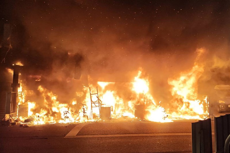 Sebuah kebakaran terjadi di sebuah bangunan satu lantai berdinding seng di Distrik Yongkang, Tainan pada Rabu malam. (Sumber Foto : Kontributor pribadi)
