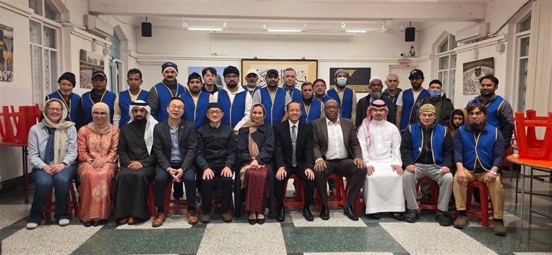 Kepala KDEI Taipei Arif Sulistyo (depan, kelima dari kanan) dalam acara buka puasa di Masjid Agung Taipei. (Sumber Foto : Akun Facebook KDEI Taipei)