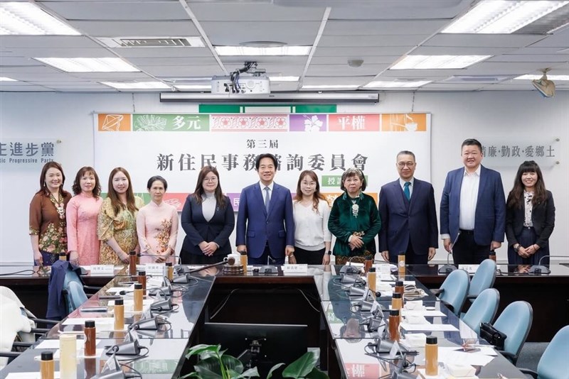 Pelantikan anggota komite konsultatif urusan imigran baru periode ketiga DPP pada Rabu, dihadiri Lai Ching-te (keenam dari kiri) selaku ketua partai. (Sumber Foto : DPP)