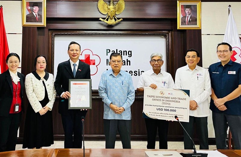 Kepala TETO Bruce Hung (ketiga dari kiri), Ketua Umum PMI Jusuf Kalla (keempat dari kiri), dan jajaran mereka pada Rabu. (Sumber Foto : TETO)