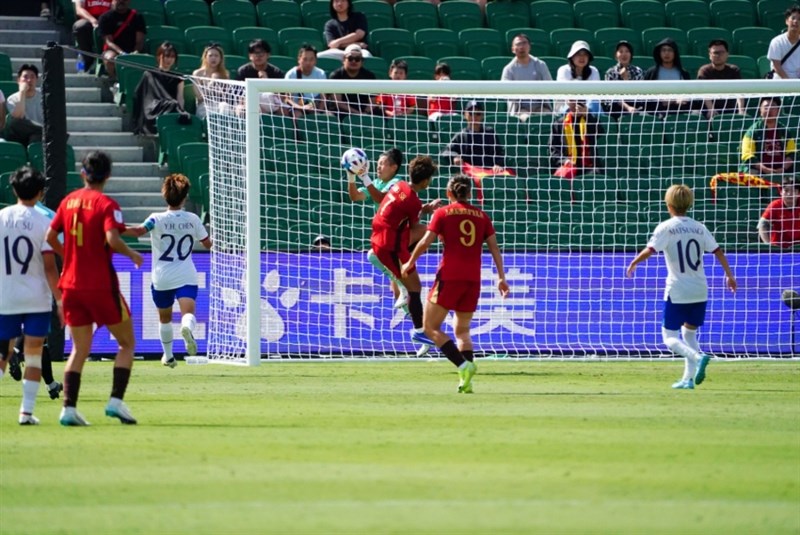 Penjaga gawang Taiwan, Cheng Ssu-yu (berbaju hijau), melakukan penyelamatan melawan Tiongkok dalam pertandingan di Australia pada Sabtu. (Sumber Foto : Asosiasi Sepak Bola Chinese Taipei)