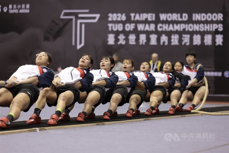 Tim tarik tambang putri Taiwan berhasil mempertahankan gelar 540 kilogram pada World Indoor Tug of War Championships 2026 yang berlangsung di Taipei hari Minggu. (Sumber Foto : CNA, 15 Maret 2025)