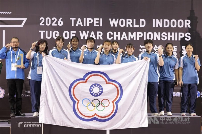 Tim tarik tambang putri Taiwan berhasil mempertahankan gelar 540 kilogram pada World Indoor Tug of War Championships 2026 di Taipei hari Minggu. (Sumber Foto : CNA, 15 Maret 2025)