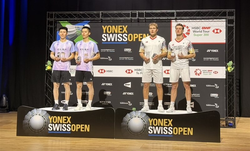 Saudara kembar asal Taiwan, Lee Fang-jen dan Lee Fang-chih (kiri), mengalahkan pasangan Denmark, Daniel Lundgaard dan Mads Vestergaard (kanan), dengan skor 21-18, 21-13 untuk merebut gelar ganda putra di BWF Super 300 Swiss Open di Basel hari Minggu. (Sumber Foto : Pelatih, Liu Chia-cheng)
