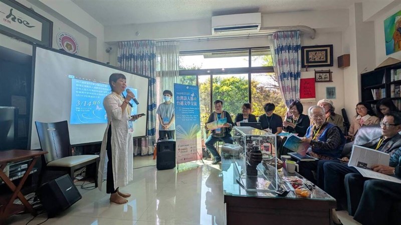 Kiều Bích Hậu (berbaju putih). Foto milik Chiung Wi-vun