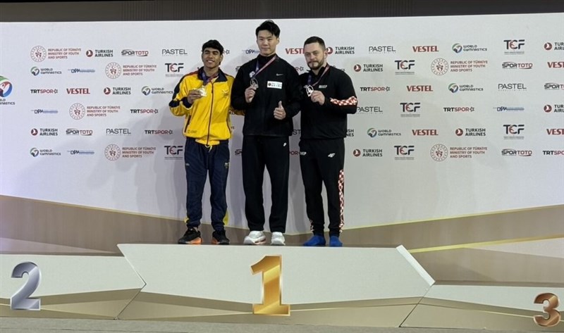 Pesenam Taiwan Tang Chia-hung (tengah) berpose dengan medali emasnya di podium bersama peraih medali perak dan perunggu di Antalya, Turki, Minggu. (Sumber Foto : Huang Bo-rui)