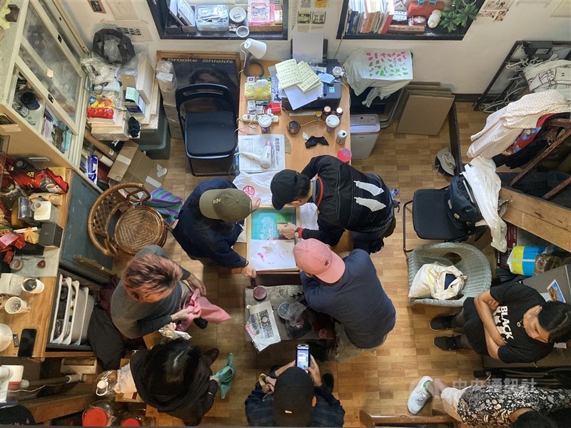 Lokakarya “Bandung Fantasized” oleh kolektif Cut and Rescue yang digelar di Open Contemporary Art Center Taipei, Minggu. (Sumber Foto : CNA, 15 Maret 2026)