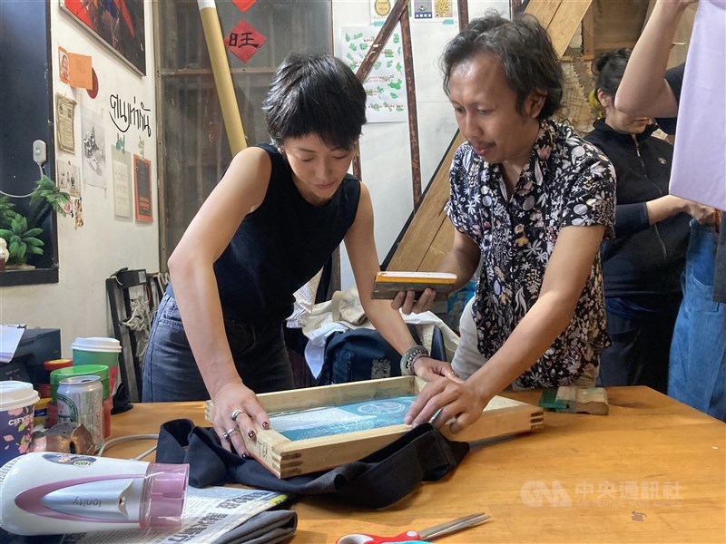 Angga Cipta dari Cut and Rescue (kanan) memberi contoh praktik sablon dalam lokakarya "Bandung Fantasized" yang digelar di Open Contemporary Art Center (OCAC) Taipei, Minggu. (Sumber Foto : CNA, 15 Maret 2026)
