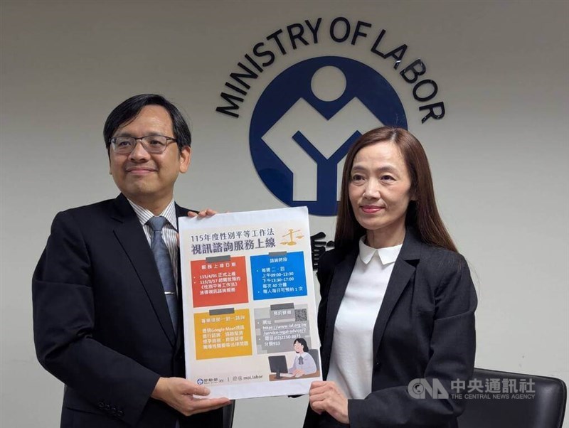 Kepala Departemen Standar Ketenagakerjaan dan Kesetaraan Kerja MOL, Huang Chi-ya (kanan), dan CEO Legal Aid Foundation, Steven Chou, dalam konferensi pers di Taipei hari Selasa. (Sumber Foto : CNA, 17 Maret 2026)