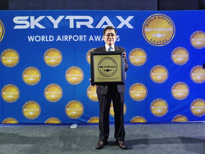 Ketua Taoyuan International Airport Corporation, Yang Wei-fuu, menerima penghargaan dari Skytrax atas nama bandara tersebut dalam upacara di London pada Rabu. (Sumber Foto : Dokumentasi Taoyuan International Airport Corp.) 