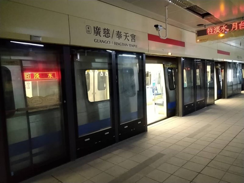 Pemeriksaan sistem dilakukan pada bulan Februari di stasiun Guangci/Fengtian Temple MRT Taipei, terminal timur baru Jalur Tamsui-Xinyi. (Sumber Foto : Dokumentasi Departemen Sistem Transportasi Cepat Pemerintah Kota Taipei)