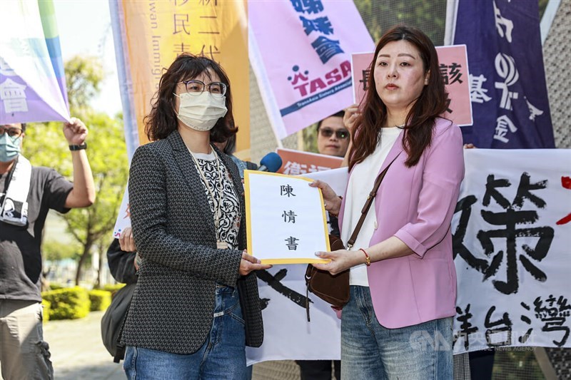 Ketua TASAT Hung Man-chih (kanan) menyerahkan tuntutan ke Kepala Departemen Perawatan Jangka Panjang MOHW Yu Shan-chin (kiri) dalam aksi Rabu. (Sumber Foto : CNA, 18 Maret 2026)