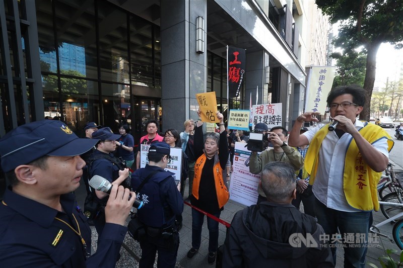 Kelompok buruh menghadapi aksi tandingan asosiasi majikan di luar kantor Kementerian Ketenagakerjaan di Taipei pada Rabu. (Sumber Foto : CNA, 18 Maret 2026)