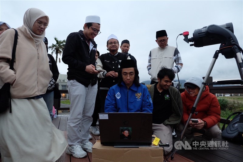 Pemantauan hilal PCINU Taiwan di Tamsui Fisherman