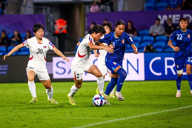 Pesepak bola Taiwan (berseragam biru) menghadapi Korea Utara dalam pertandingan di AFC Women