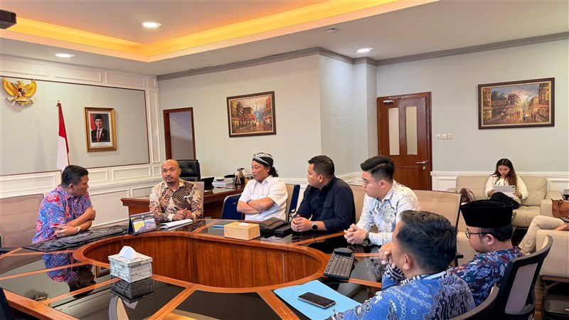 Pada Jumat lalu setelah rombongan kembali dari Taiwan, delegasi mengunjungi Kementerian Pelindungan Pekerja Migran Indonesia. (Sumber Foto : Romo Yance)