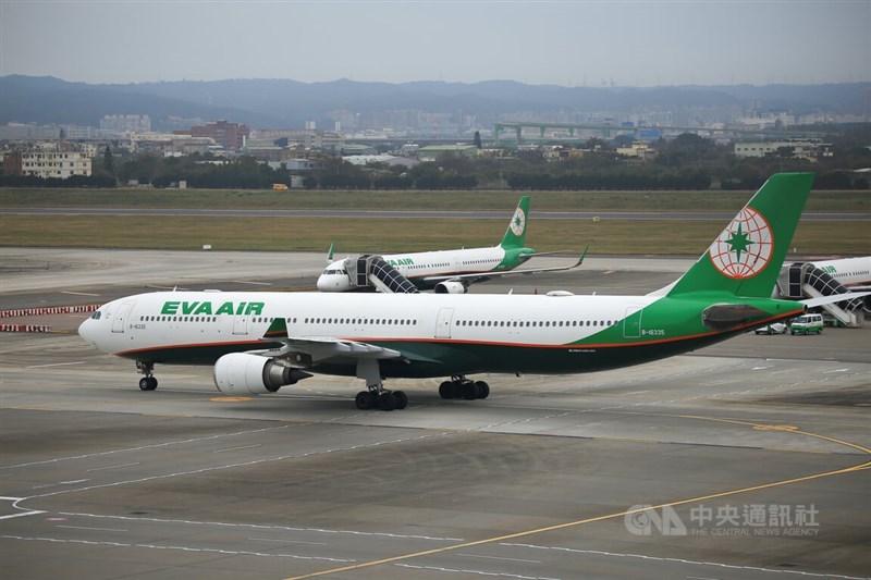 Sebuah pesawat jet berbadan lebar Airbus A330-300 milik EVA Air (depan). (Sumber Foto : Dokumentasi CNA)