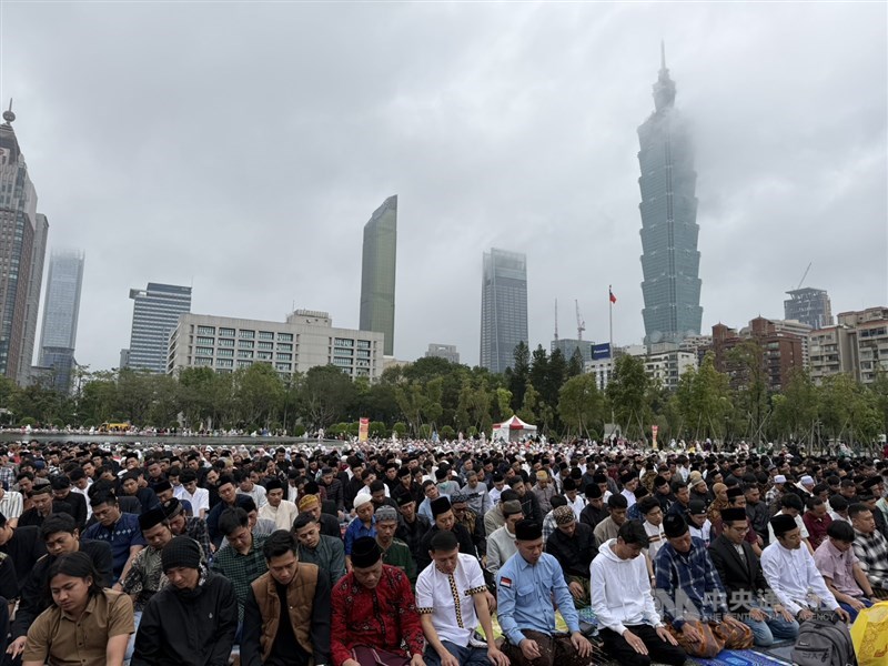 Salat Idul Fitri di National Dr. Sun Yat-sen Memorial Hall, Taipei pada Sabtu. (Sumber Foto : CNA, 21 Maret 2026)