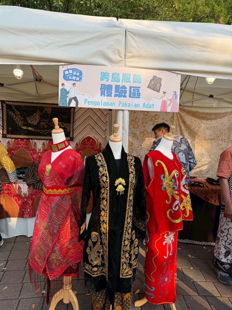 Stan baju adat Indonesia. (Sumber Foto : IDN Taiwan)