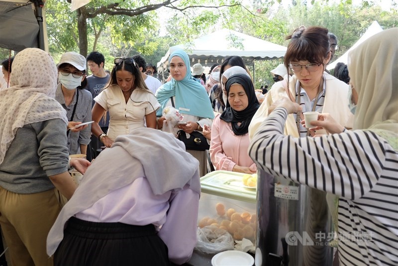 Acara tahunan Eid Al Fitr in Taipei di Daan Forest Park, Minggu. (Sumber Foto : CNA, 22 Maret 2026)
