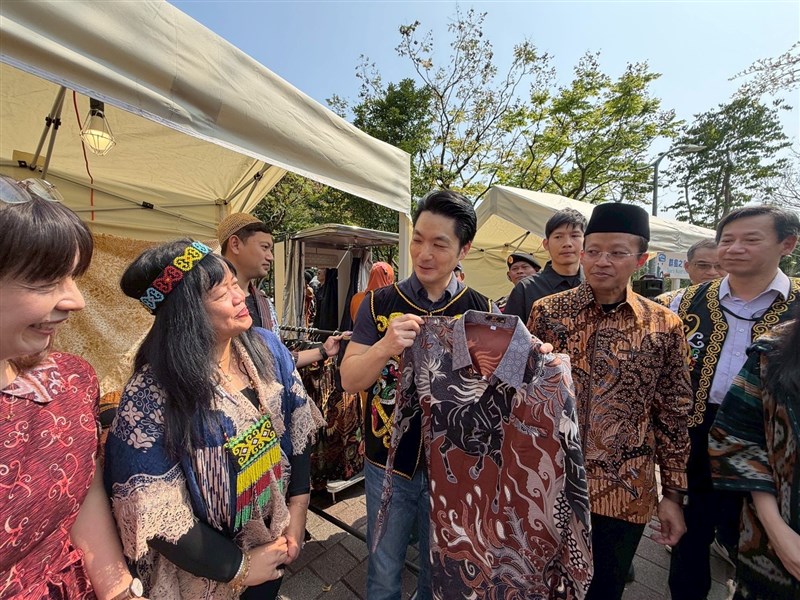 Wali Kota Taipei Chiang Wan-an (memegang baju batik) bertanya mengenai baju batik pada panitia IDN Taiwan. (Sumber Foto : IDN Taiwan)