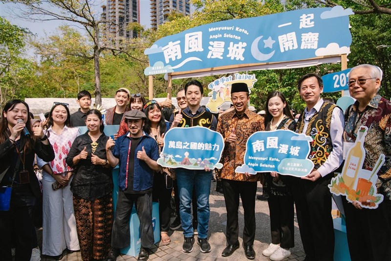 Wali Kota Taipei Chiang Wan-an, Kepala KDEI Taipei Arif Sulistiyo, dan sejumlah pejabat Pemerintah Kota Taipei mengunjungi acara Menyusuri Kota, Angin Selatan hari Minggu. (Sumber Foto : IDN Taiwan)