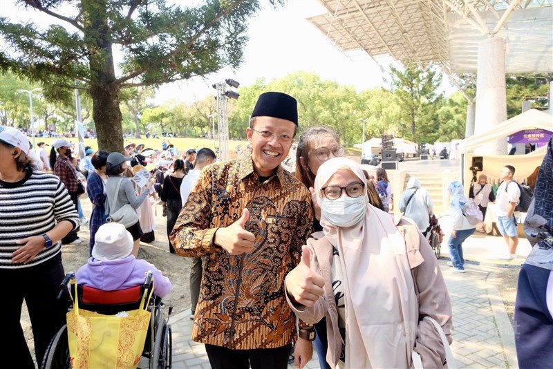 Kepala KDEI Taipei Arif Sulistiyo (kiri) berfoto dengan warga di Taipei. (Sumber Foto : CNA, 22 Maret 2026)