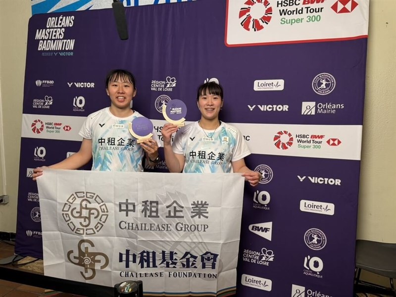 Lin Chih-chun (kiri) dan Yang Chu-yun berpose dengan medali mereka setelah Orléans Masters di Prancis pada Minggu. (Sumber Foto : Chilease Group)