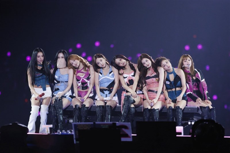 Anggota grup girlband K-pop TWICE tampil di Taipei Dome pada hari Minggu, 22 Maret 2026. (Sumber foto: Live Nation Taiwan)