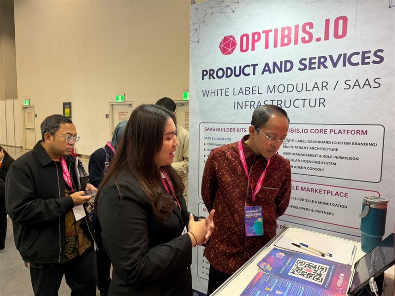 Salah satu startup Indonesia menjelaskan solusi smart city kepada Arif, Kepala KDEI. (Sumber Foto : KDEI Taipei).