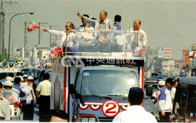 Lee Teng-hui (tengah) berkampanye dalam pemilihan presiden 1996 di Kaohsiung (saat itu Kabupaten Kaohsiung) pada 18 Maret 1996. (Sumber Foto : Dokumentasi CNA)