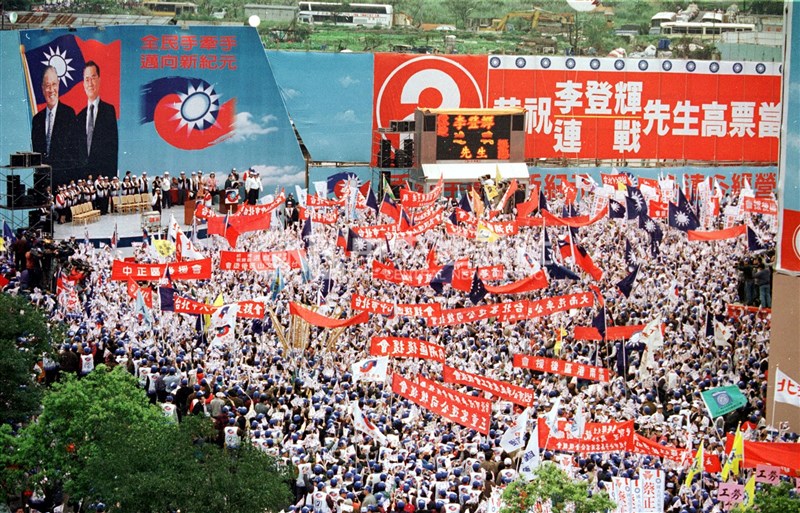 Para pendukung Presiden saat itu Lee Teng-hui dan Perdana Menteri saat itu Lien Chan berkumpul di luar markas kampanye mereka di Taipei pada 27 Februari 1996, hari ketika markas tersebut didirikan. (Sumber Foto : Dokumentasi CNA)