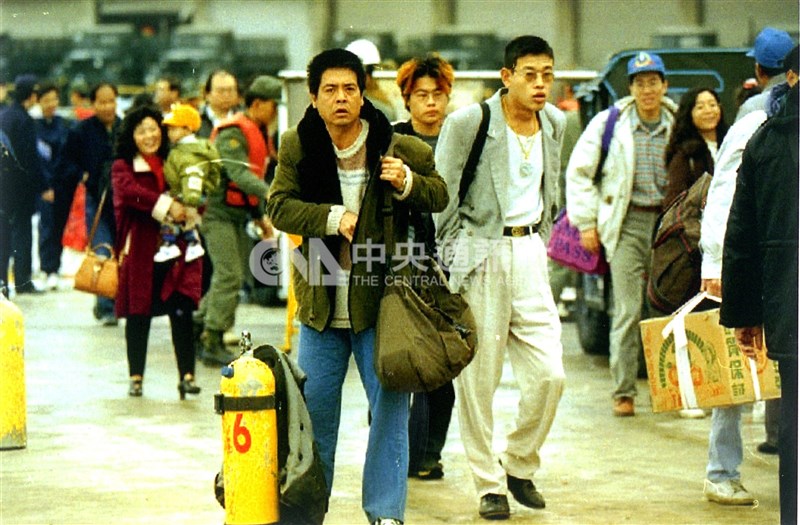 Penduduk Kepulauan Matsu kembali ke Kotapraja Nangan pada 21 Maret 1996, dua hari sebelum pemilihan presiden, untuk memberikan suara mereka. (Sumber Foto : Dokumentasi CNA)
