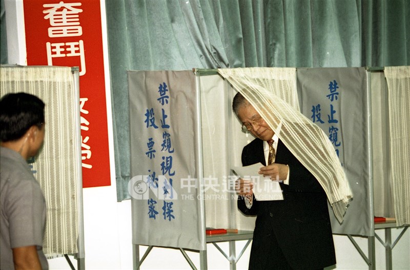 Kemudian Presiden Lee Teng-hui meninggalkan bilik suara di sebuah tempat pemungutan suara di Distrik Wenshan, Taipei setelah memberikan suaranya dalam pemilihan pendahuluan presiden Kuomintang pada 31 Agustus 1995. (Sumber Foto : Dokumentasi CNA)