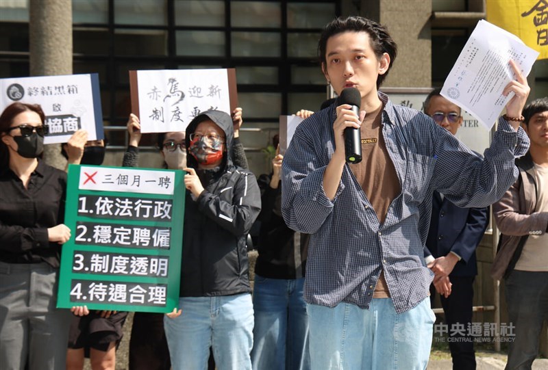 Guru bahasa Mandarin MTC, Tu Kai (depan kanan). (Sumber Foto : CNA, 20 Maret 2026)