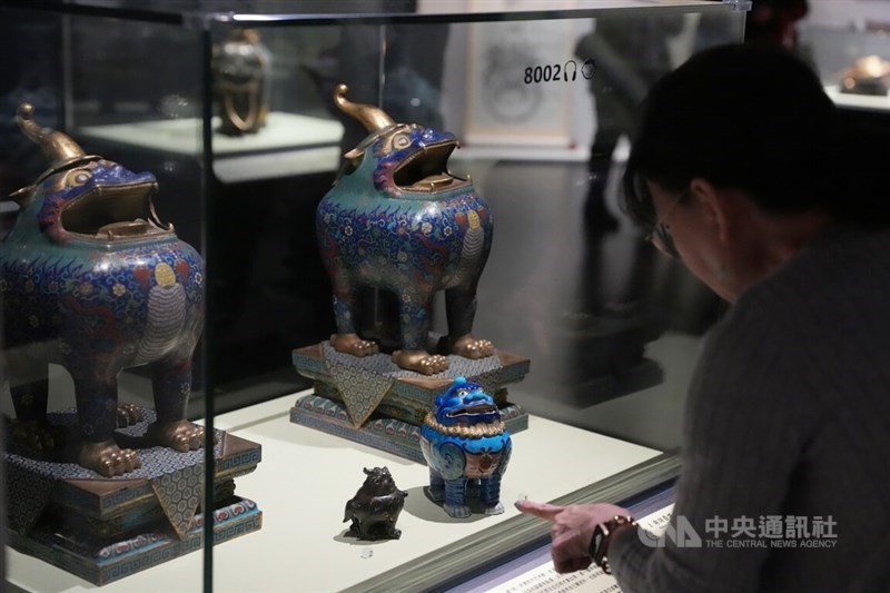 Karya seni berbentuk makhluk mitologi bertanduk dipamerkan di National Palace Museum pada Senin. (Sumber Foto : CNA, 24 Maret 2026)
